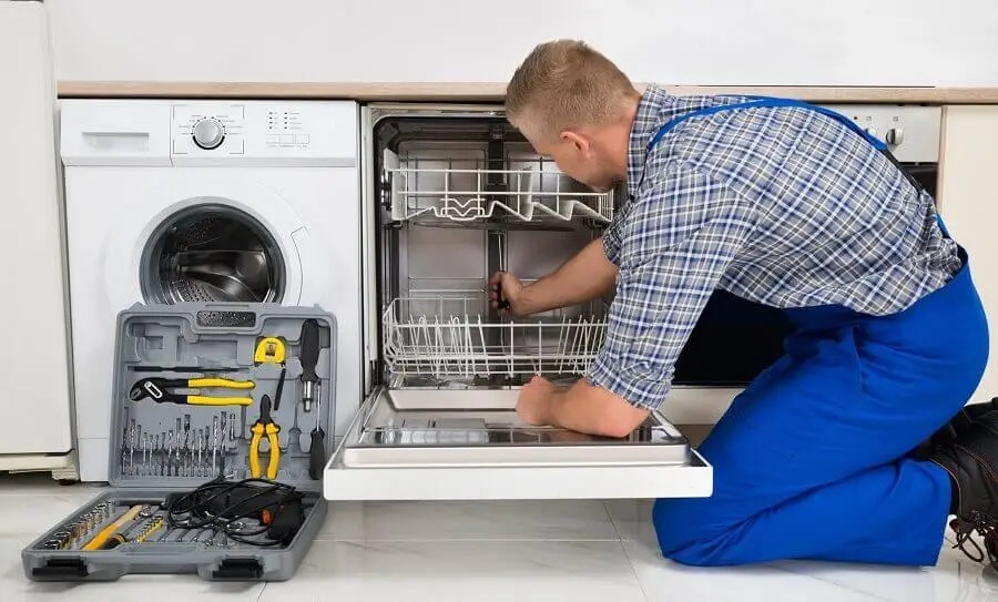 Akyazı Sunny servisi teknisyen ekibi beyaz eşya tamiri yaparken